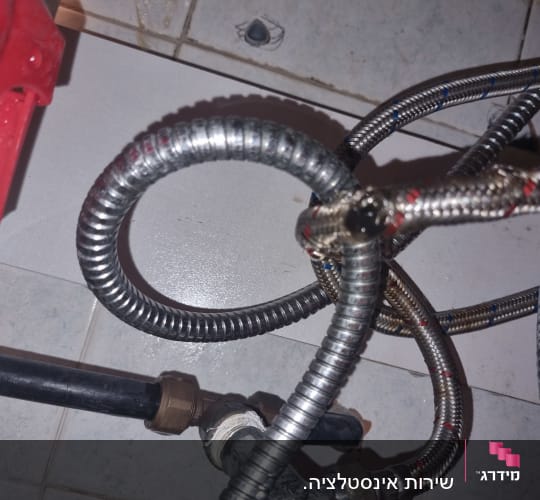 צינורות מתכת מחוברים על רצפה